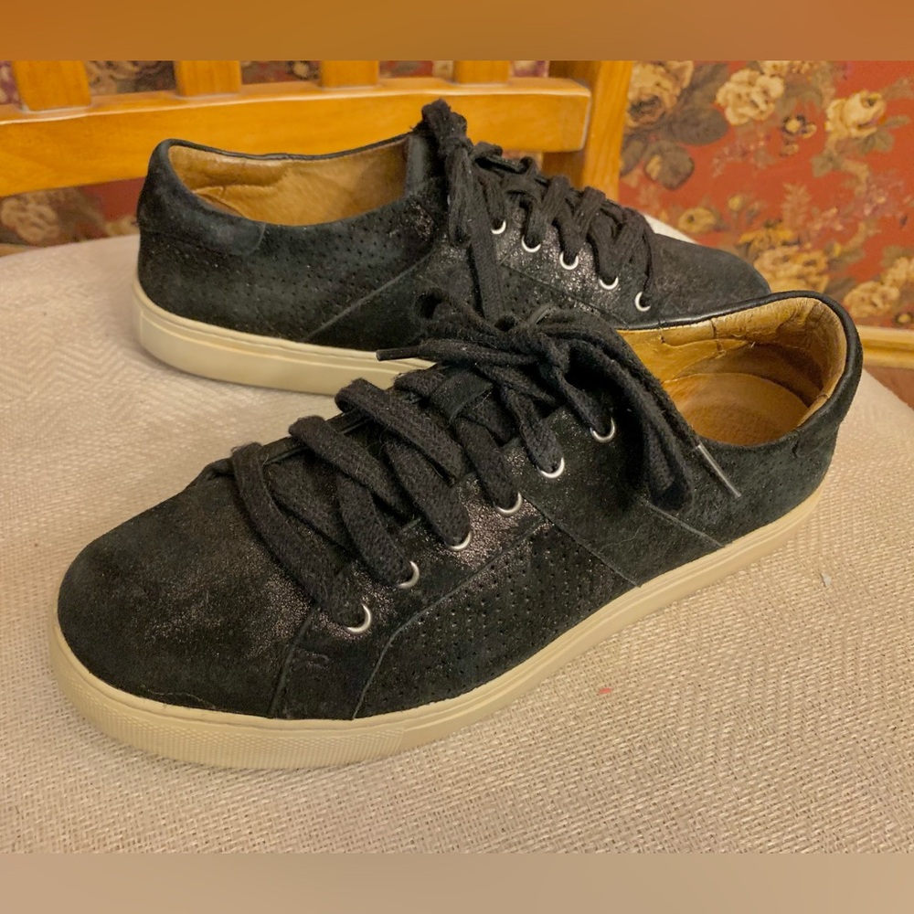 Woman’s H.S. Track black suede lace up low top Lindsey sneakers ss 8M